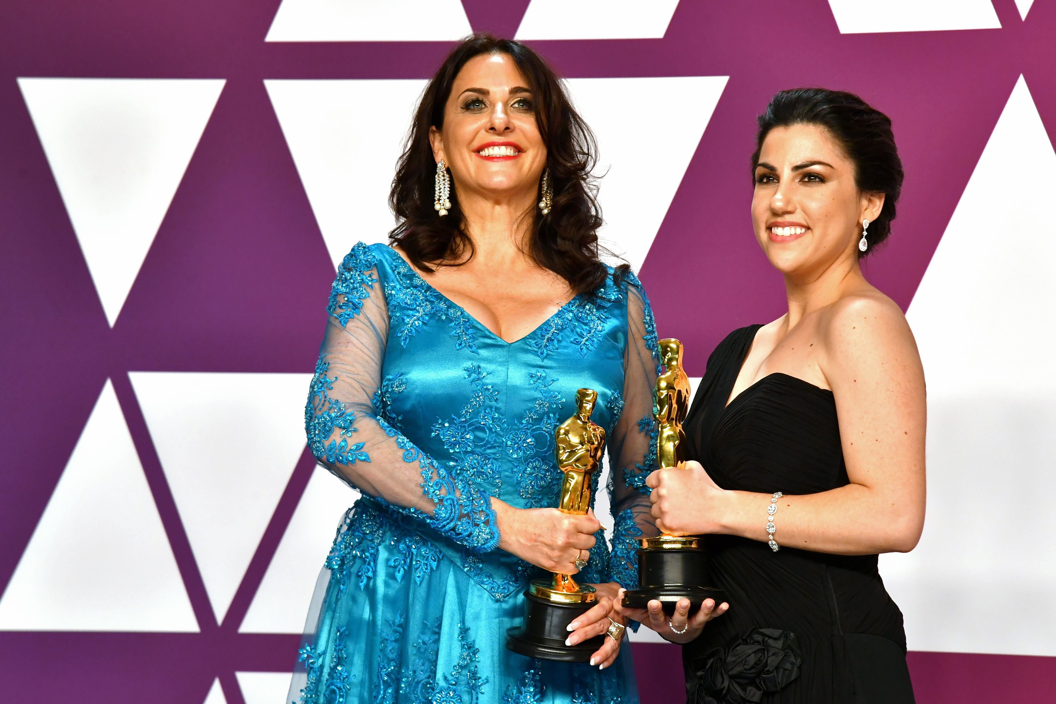 Nữ đạo diễn Rayka Zehtabchi (phải) và nhà sản xuất Melissa Berton vui mừng với tượng vàng Oscar. Ảnh: Reuters